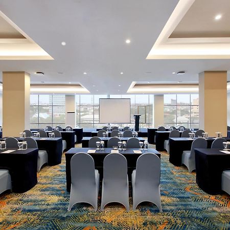 Aston Inn Pantai Losari Макасар Екстериор снимка