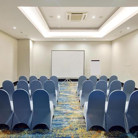 Aston Inn Pantai Losari Макасар Екстериор снимка