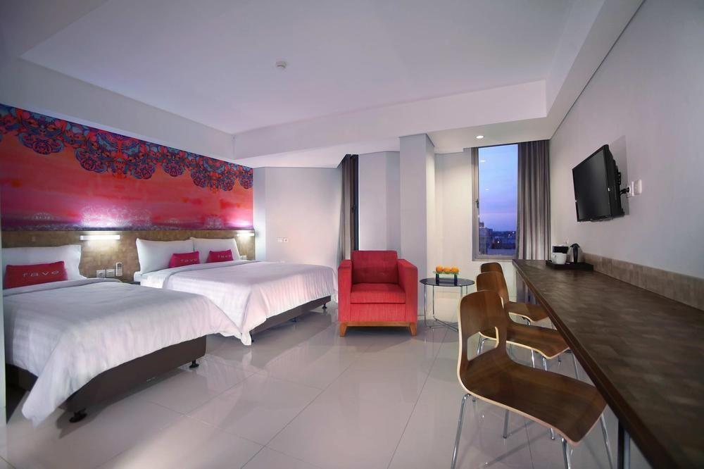 Aston Inn Pantai Losari Макасар Екстериор снимка