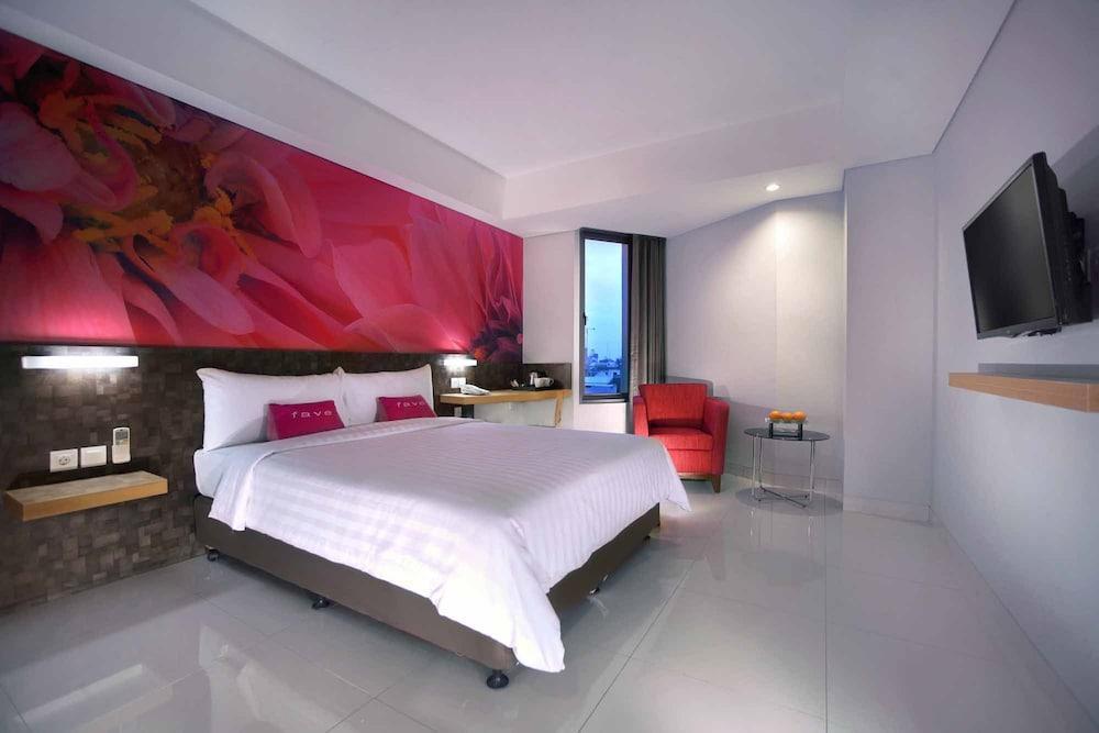 Aston Inn Pantai Losari Макасар Екстериор снимка