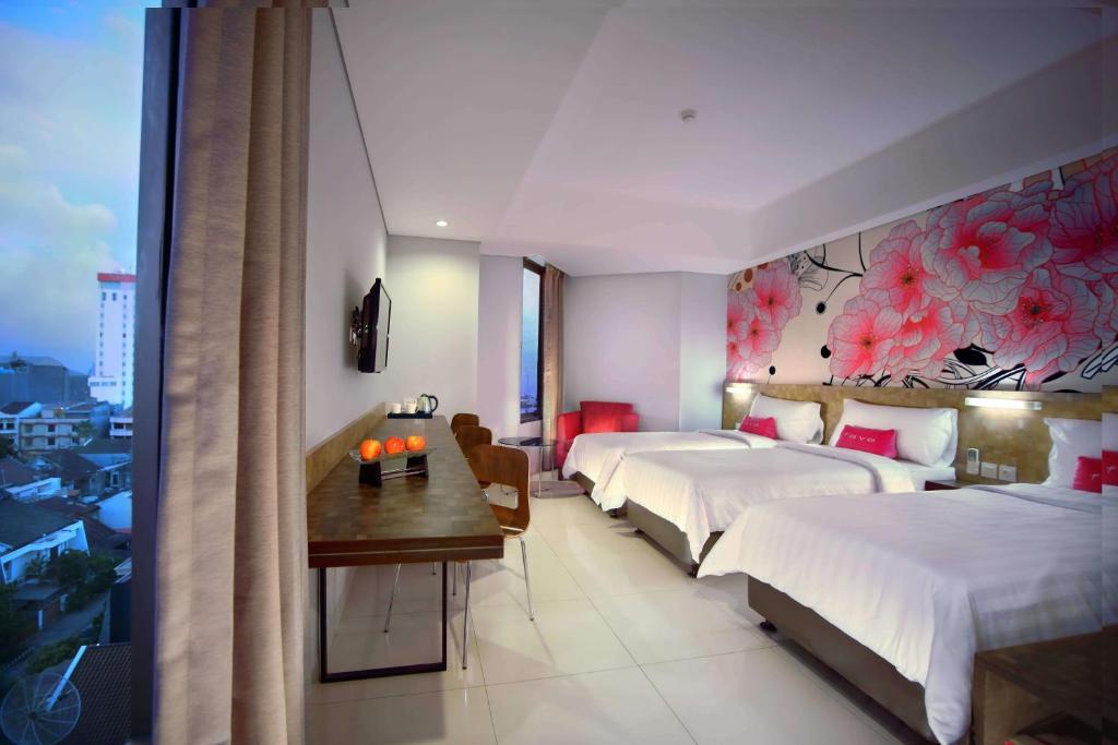 Aston Inn Pantai Losari Макасар Екстериор снимка