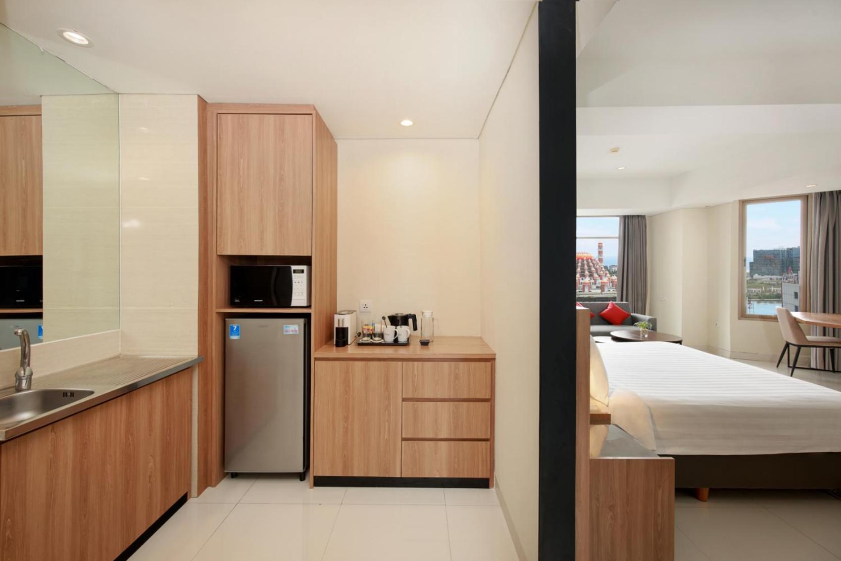 Aston Inn Pantai Losari Макасар Екстериор снимка