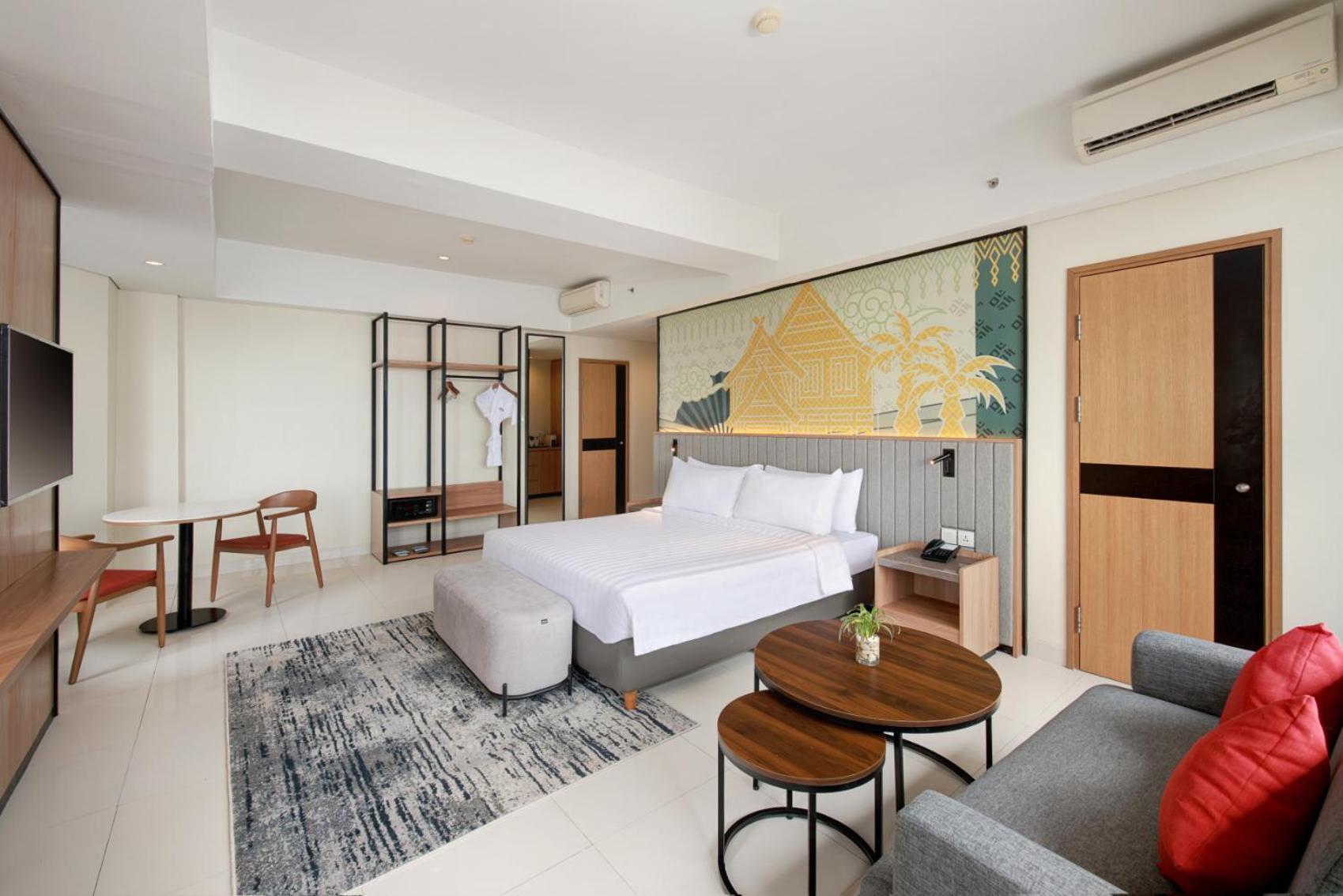 Aston Inn Pantai Losari Макасар Екстериор снимка