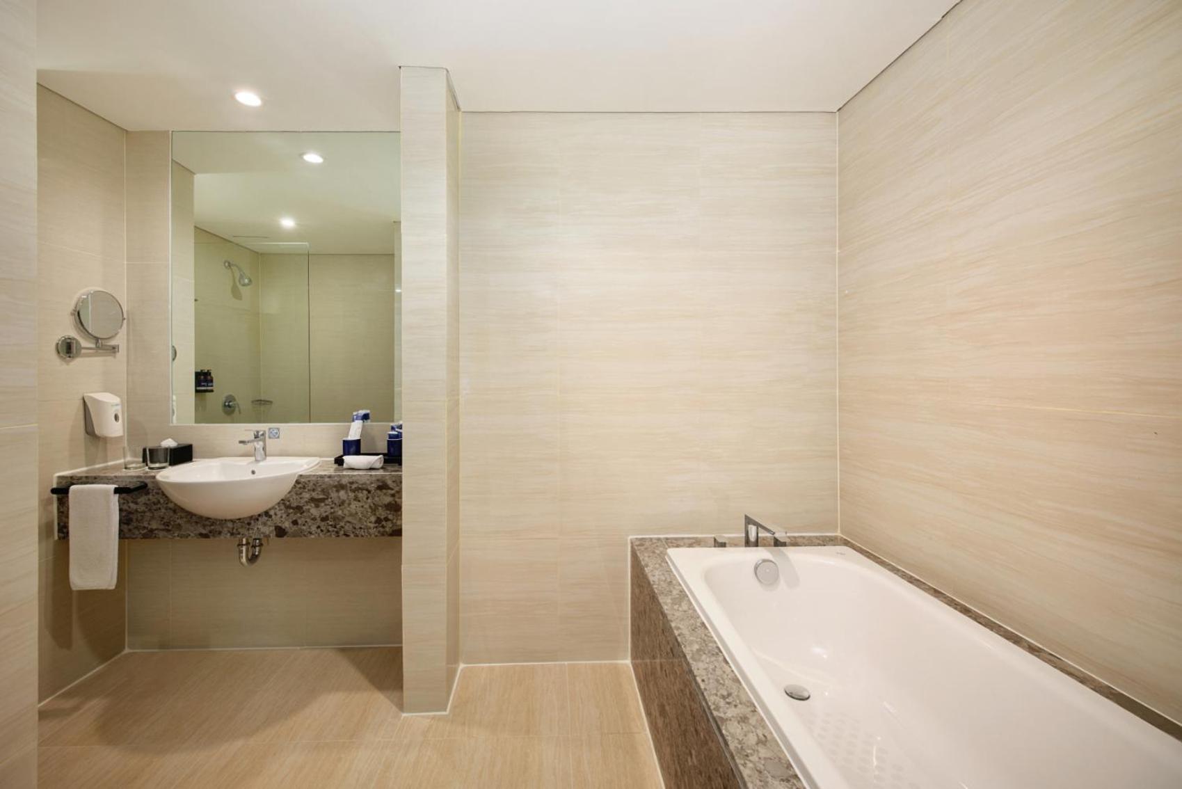 Aston Inn Pantai Losari Макасар Екстериор снимка