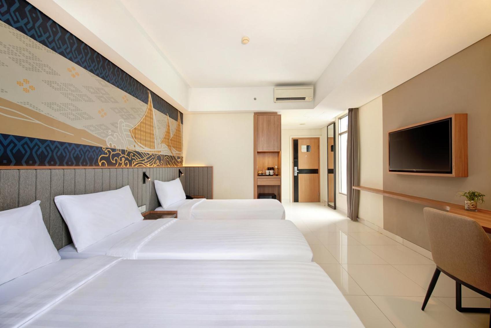 Aston Inn Pantai Losari Макасар Екстериор снимка