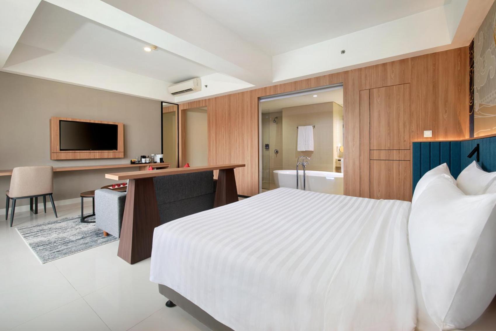 Aston Inn Pantai Losari Макасар Екстериор снимка