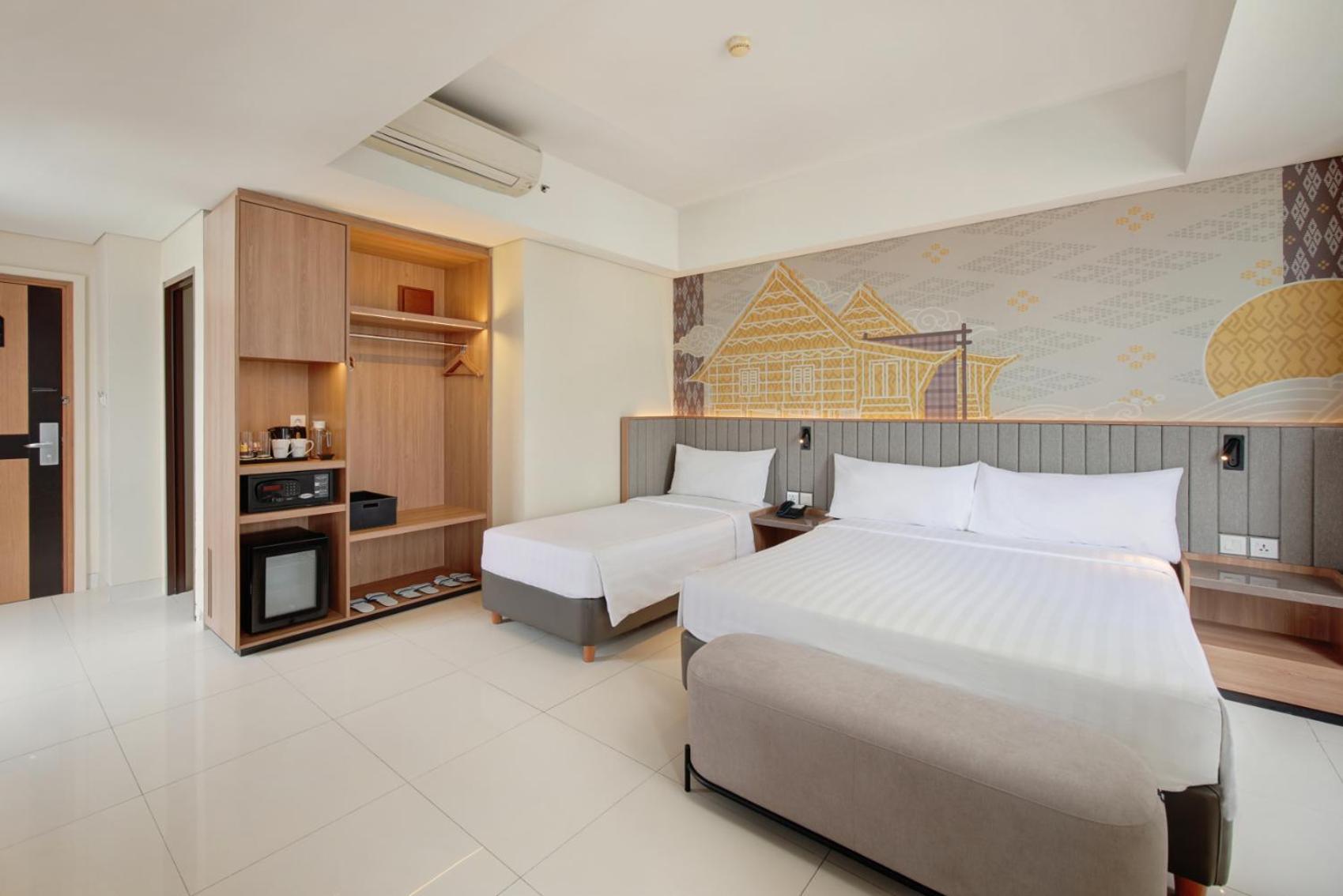 Aston Inn Pantai Losari Макасар Екстериор снимка
