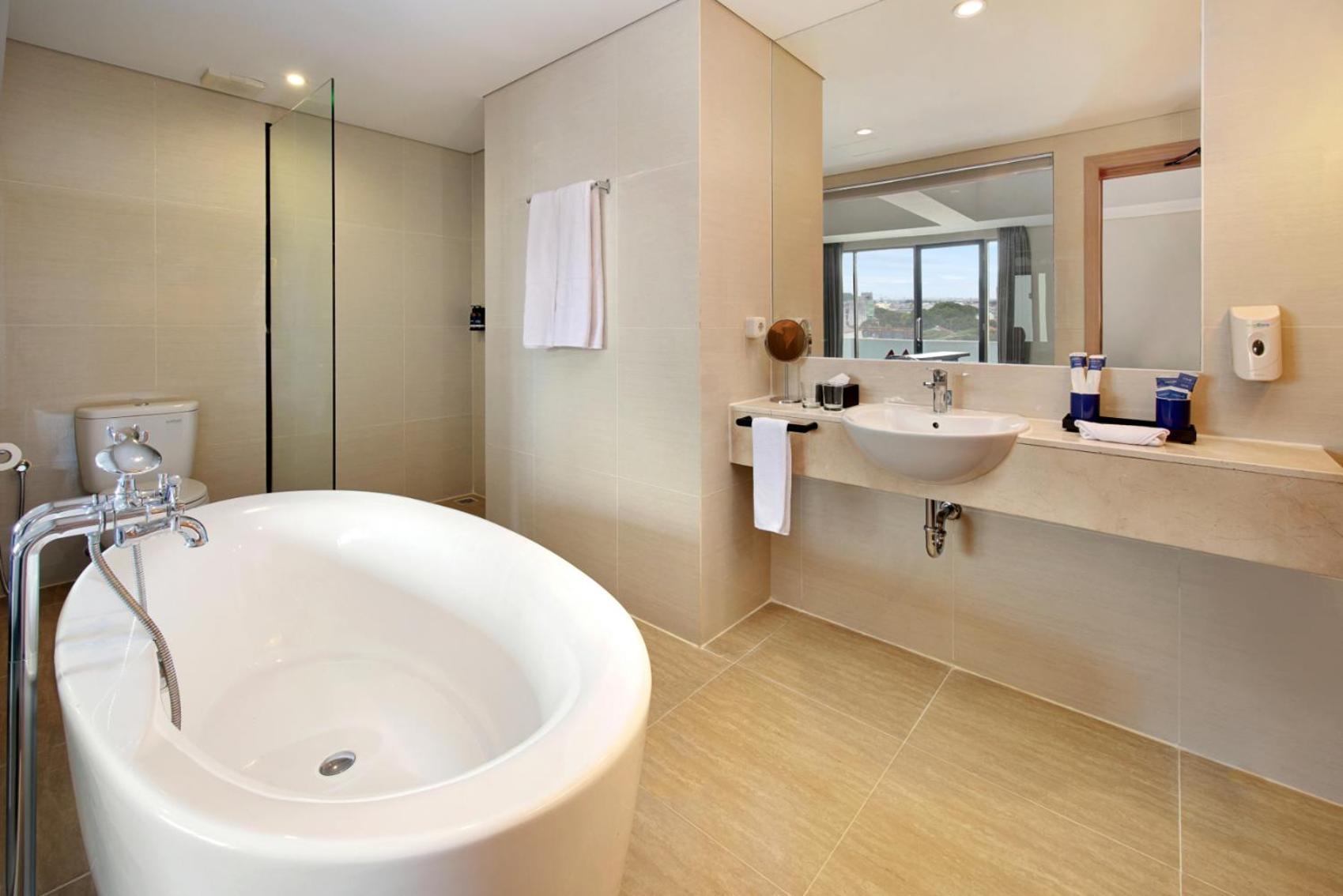 Aston Inn Pantai Losari Макасар Екстериор снимка
