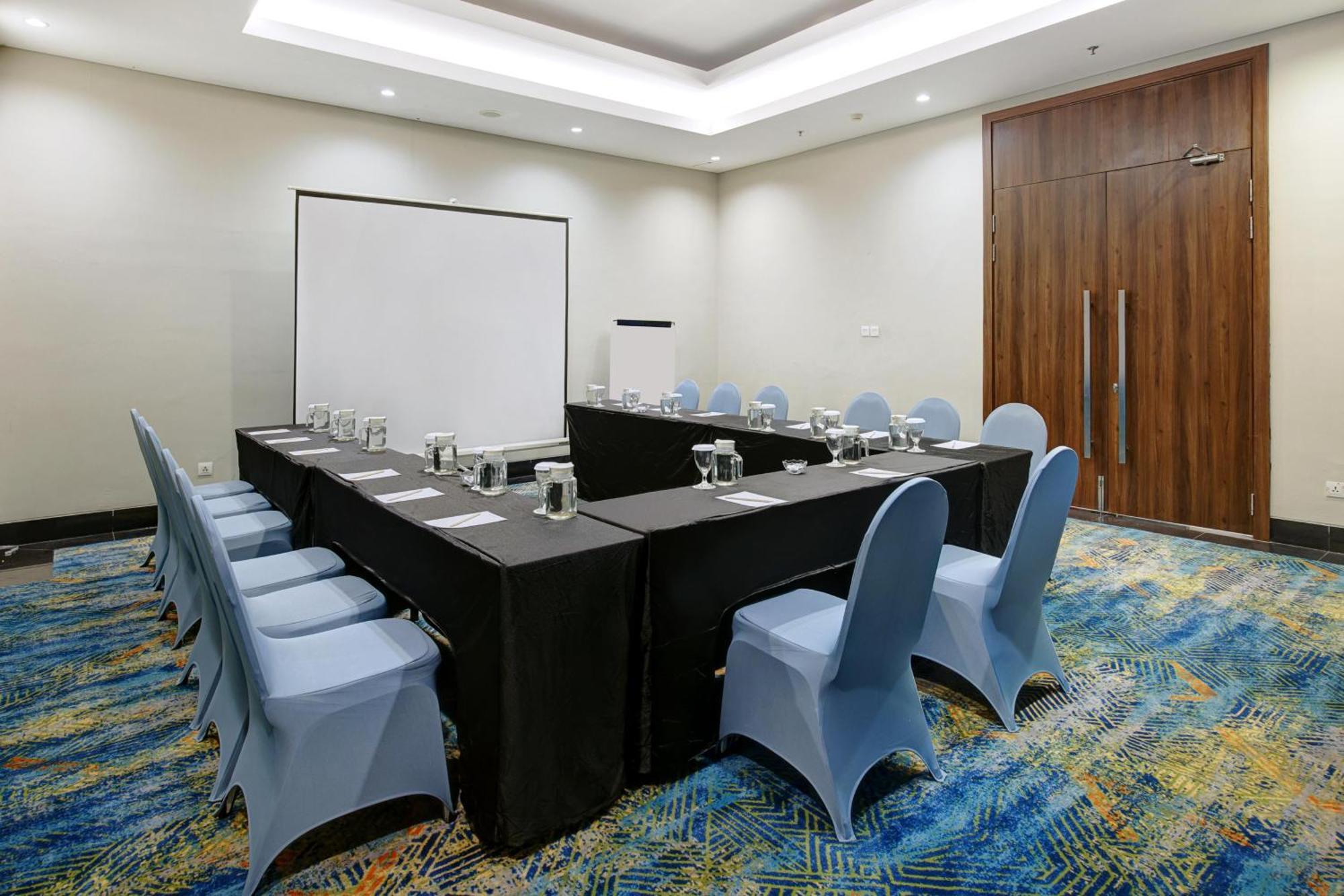 Aston Inn Pantai Losari Макасар Екстериор снимка
