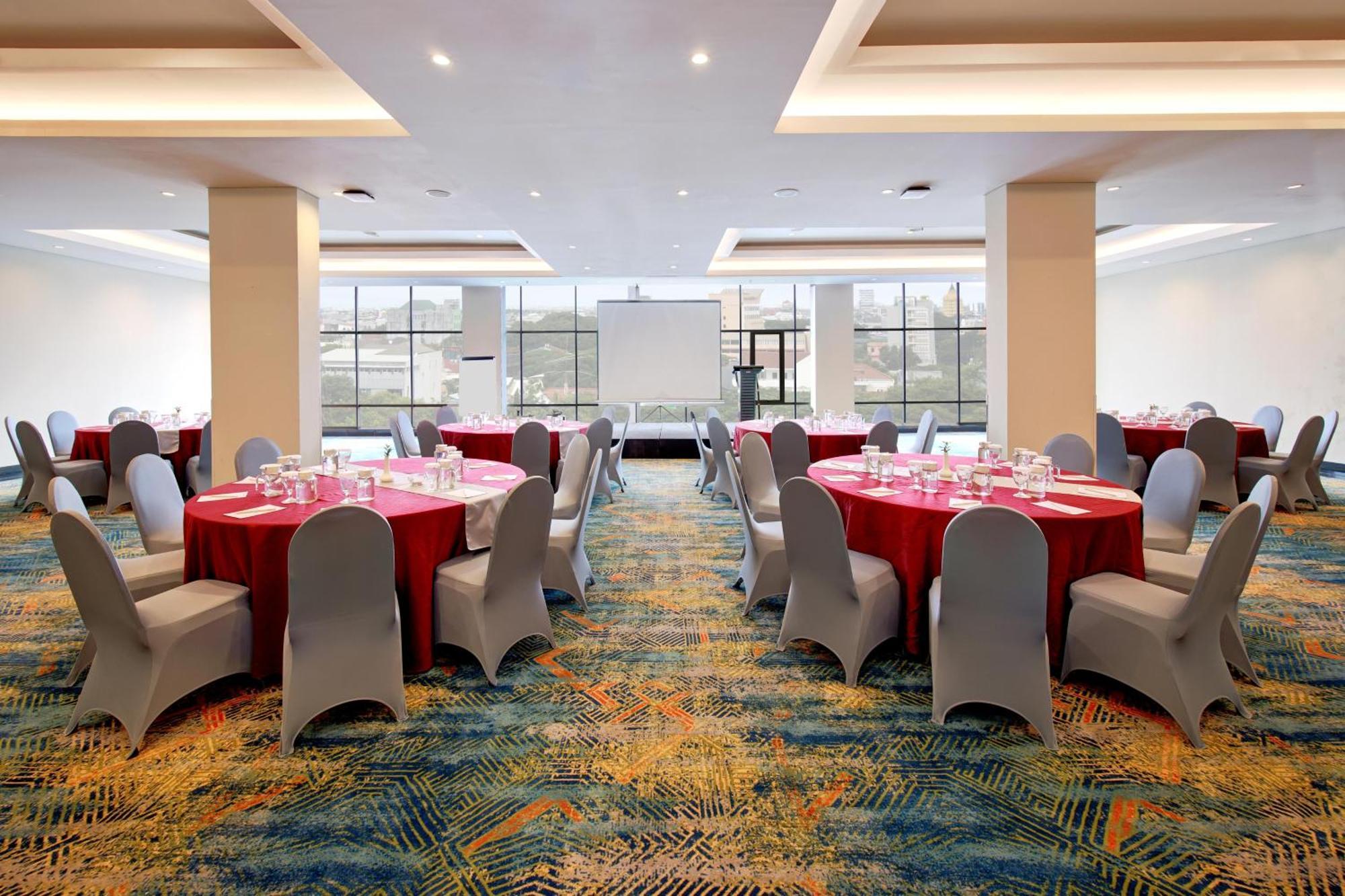 Aston Inn Pantai Losari Макасар Екстериор снимка