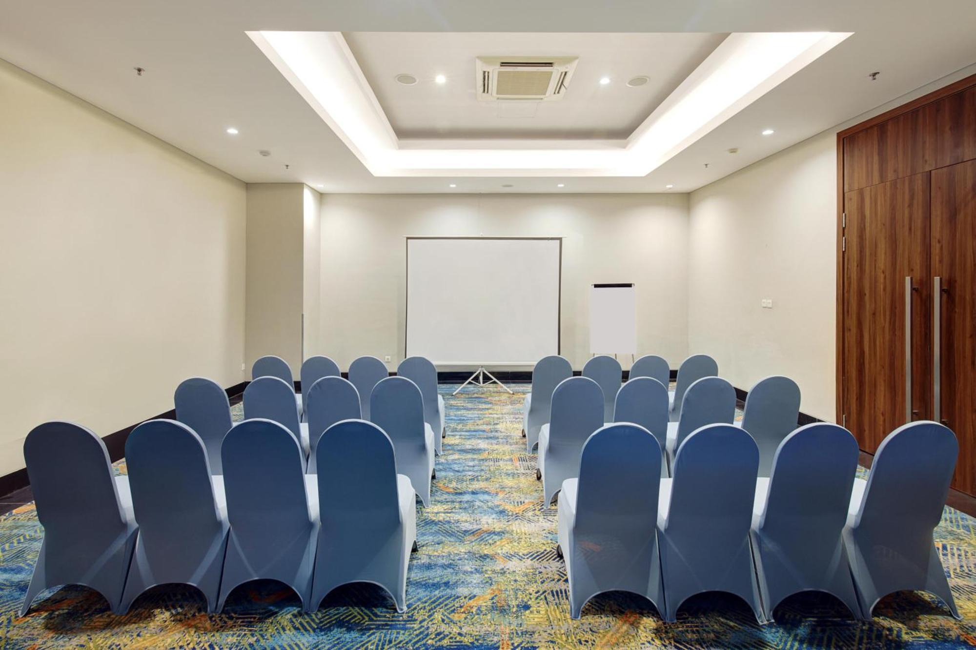 Aston Inn Pantai Losari Макасар Екстериор снимка