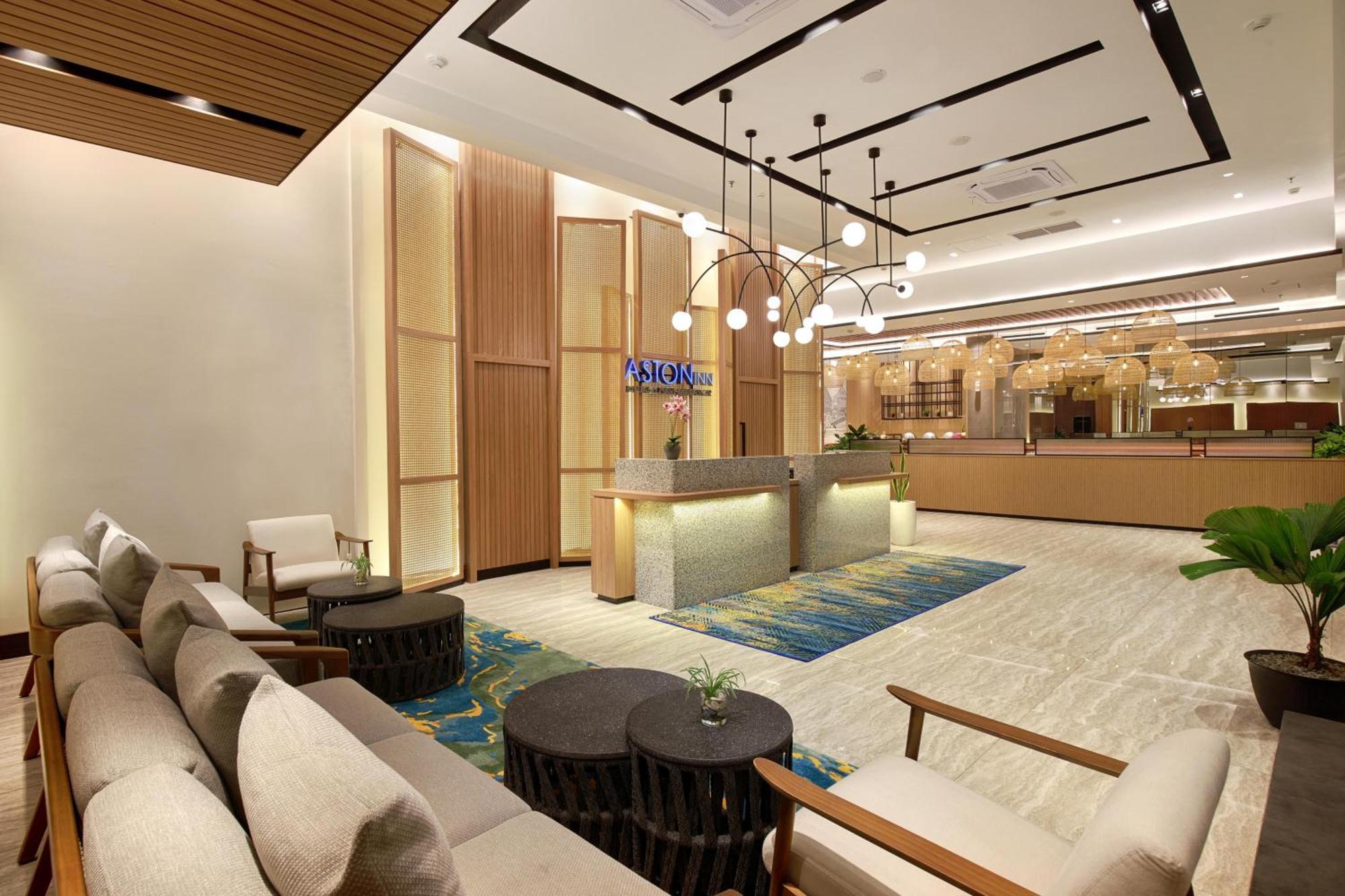Aston Inn Pantai Losari Макасар Екстериор снимка