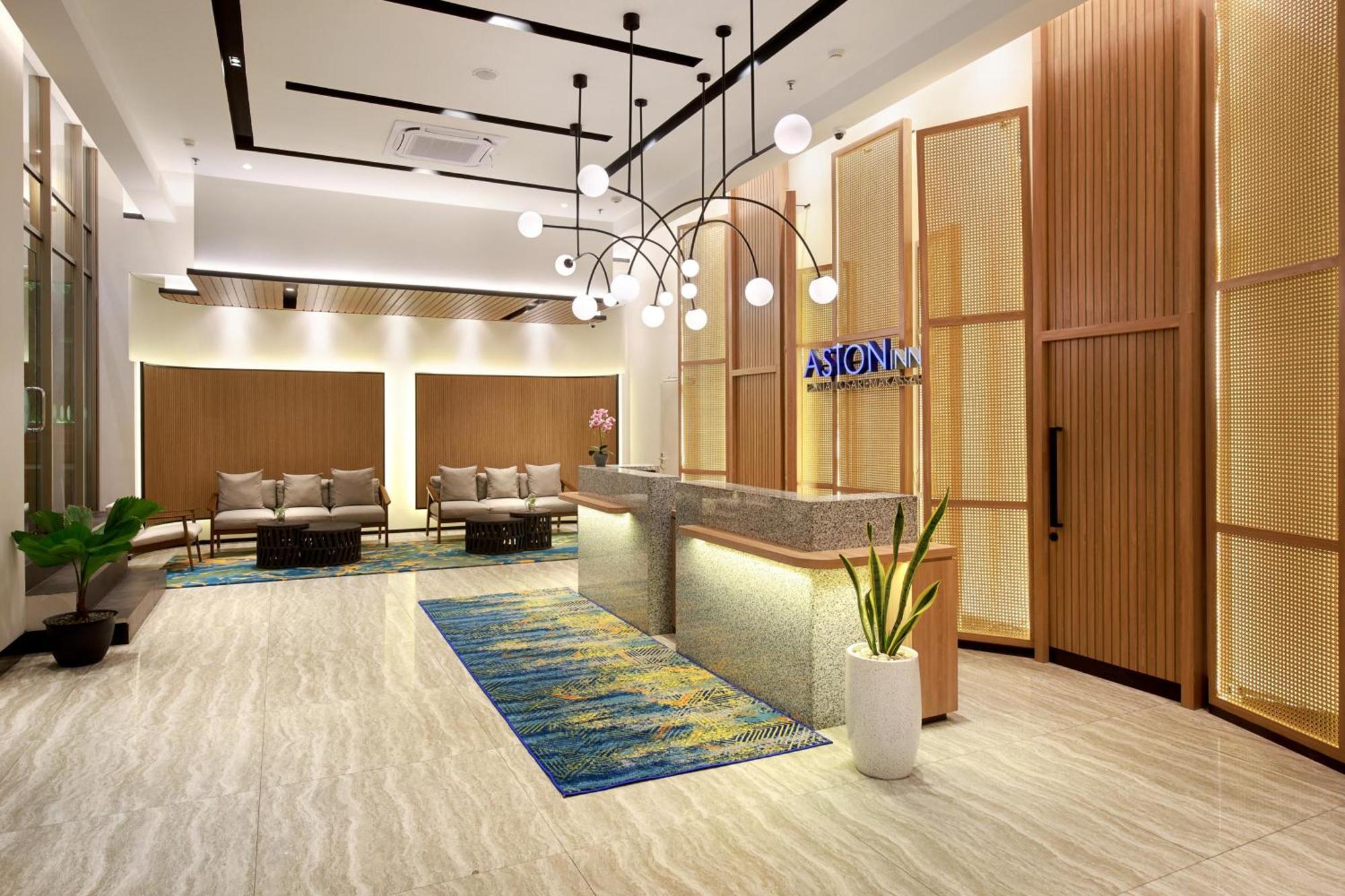 Aston Inn Pantai Losari Макасар Екстериор снимка