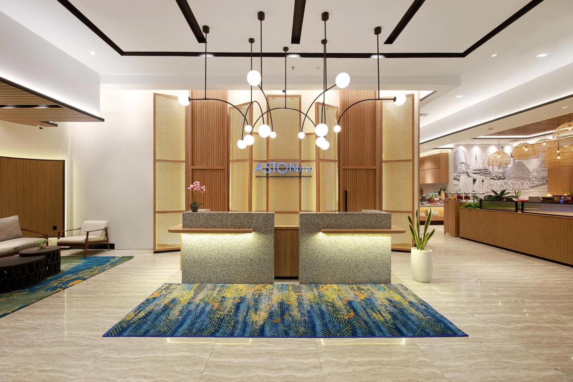 Aston Inn Pantai Losari Макасар Екстериор снимка