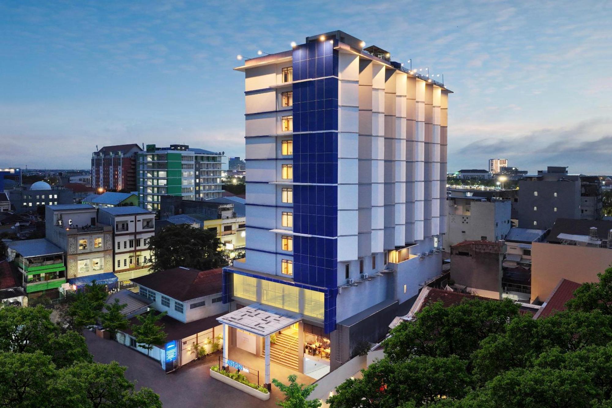 Aston Inn Pantai Losari Макасар Екстериор снимка